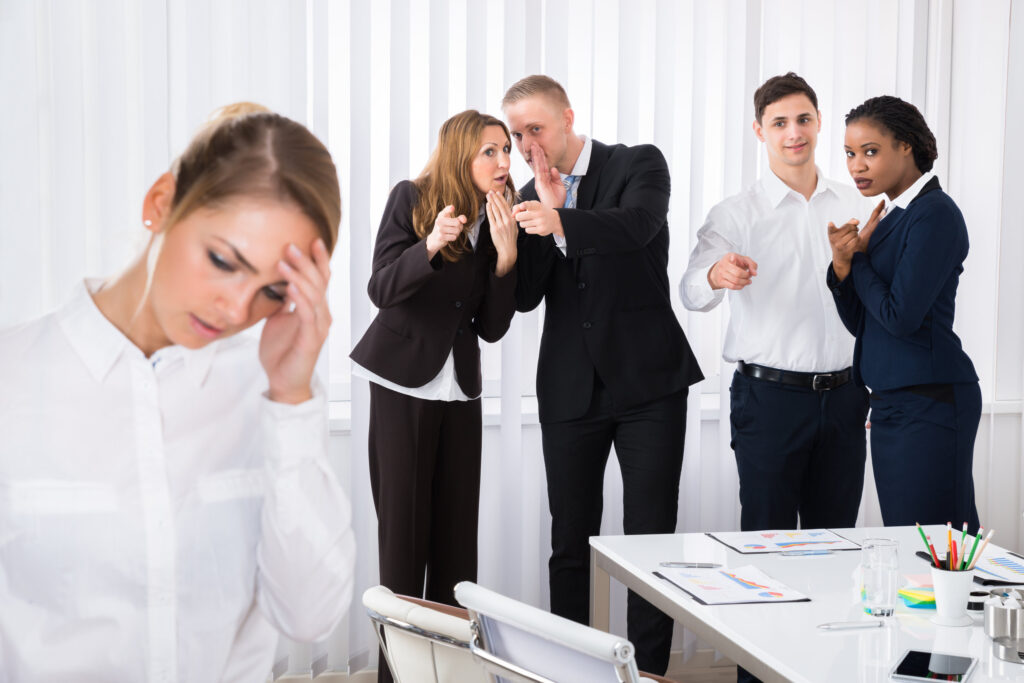 Los chismes afectan la relación con tus compañeros de trabajo