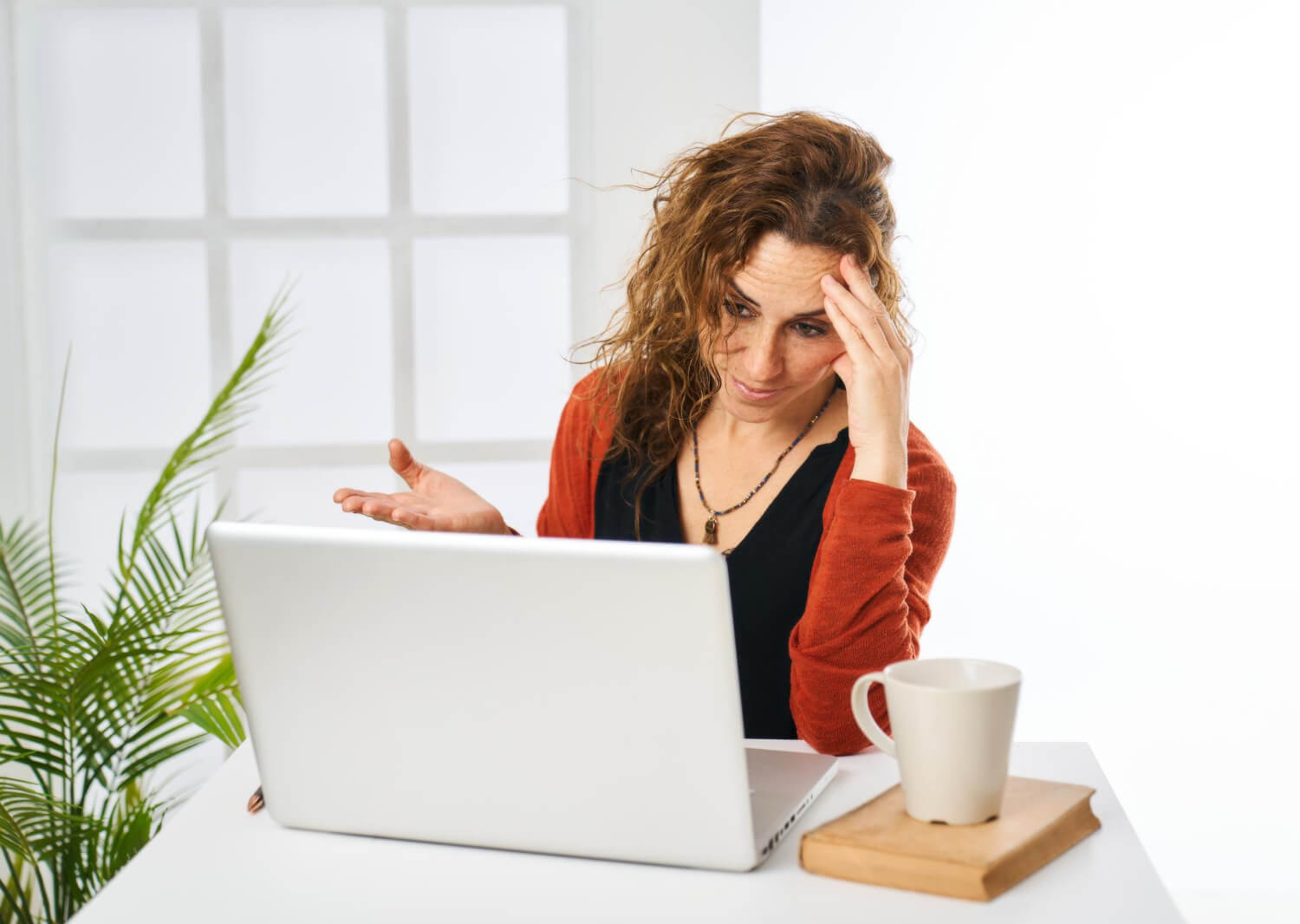 Mujer viendo las consecuencias de usar la IA en su trabajo. 