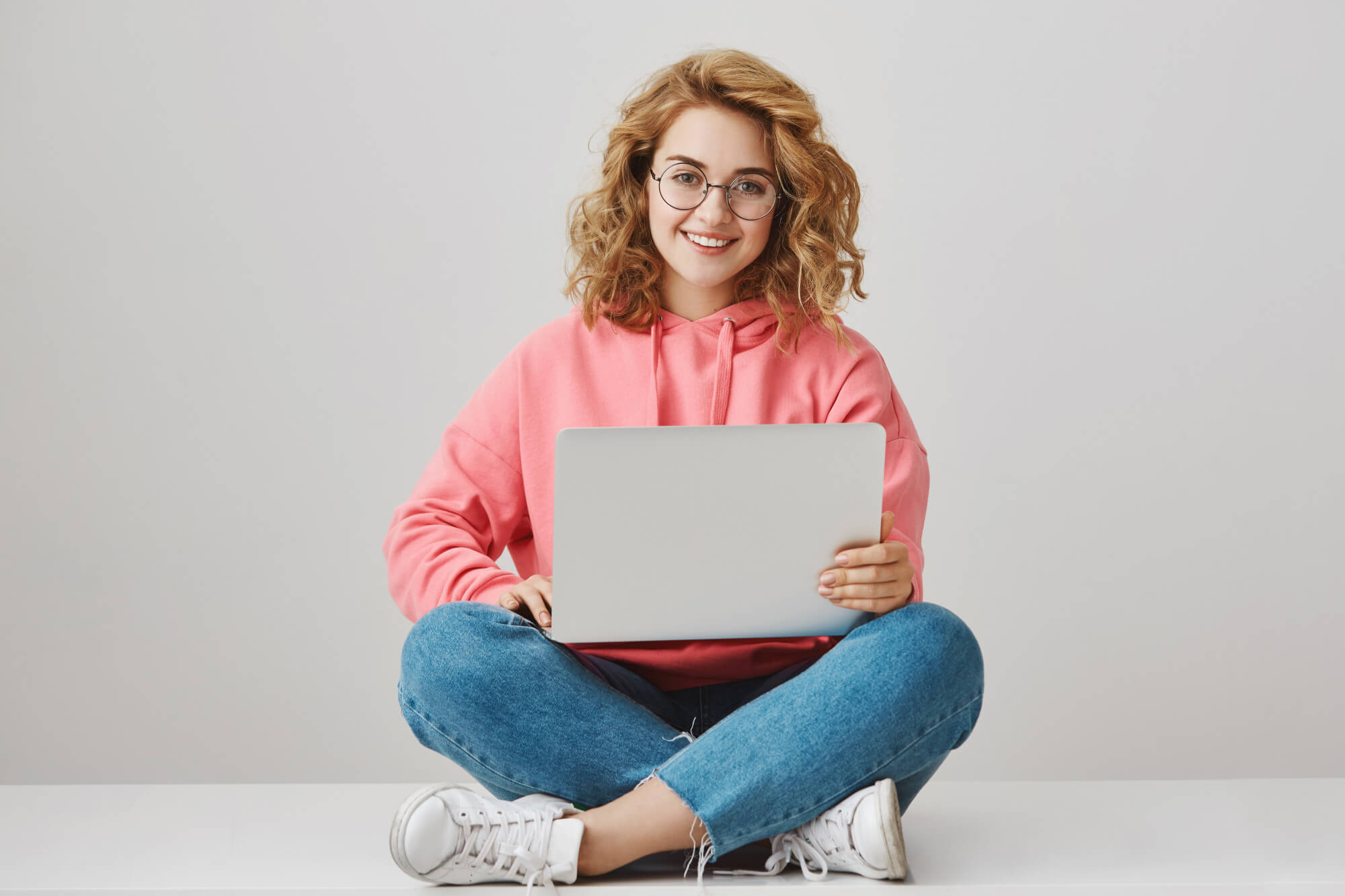 Chica usando las 12 herramientas gratuitas para freelancers.