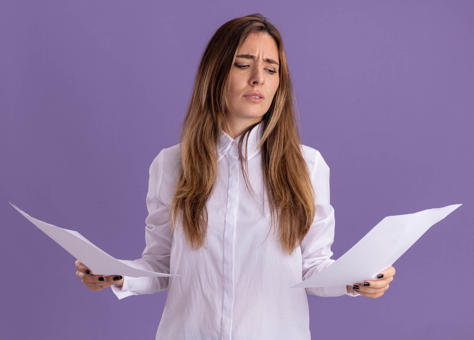 Mujer decidiendo incluir las actividades extracurriculares en el cv.