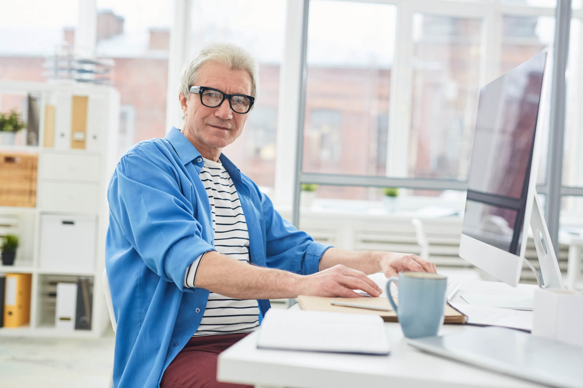 Hombre de más de 40 años trabajando.