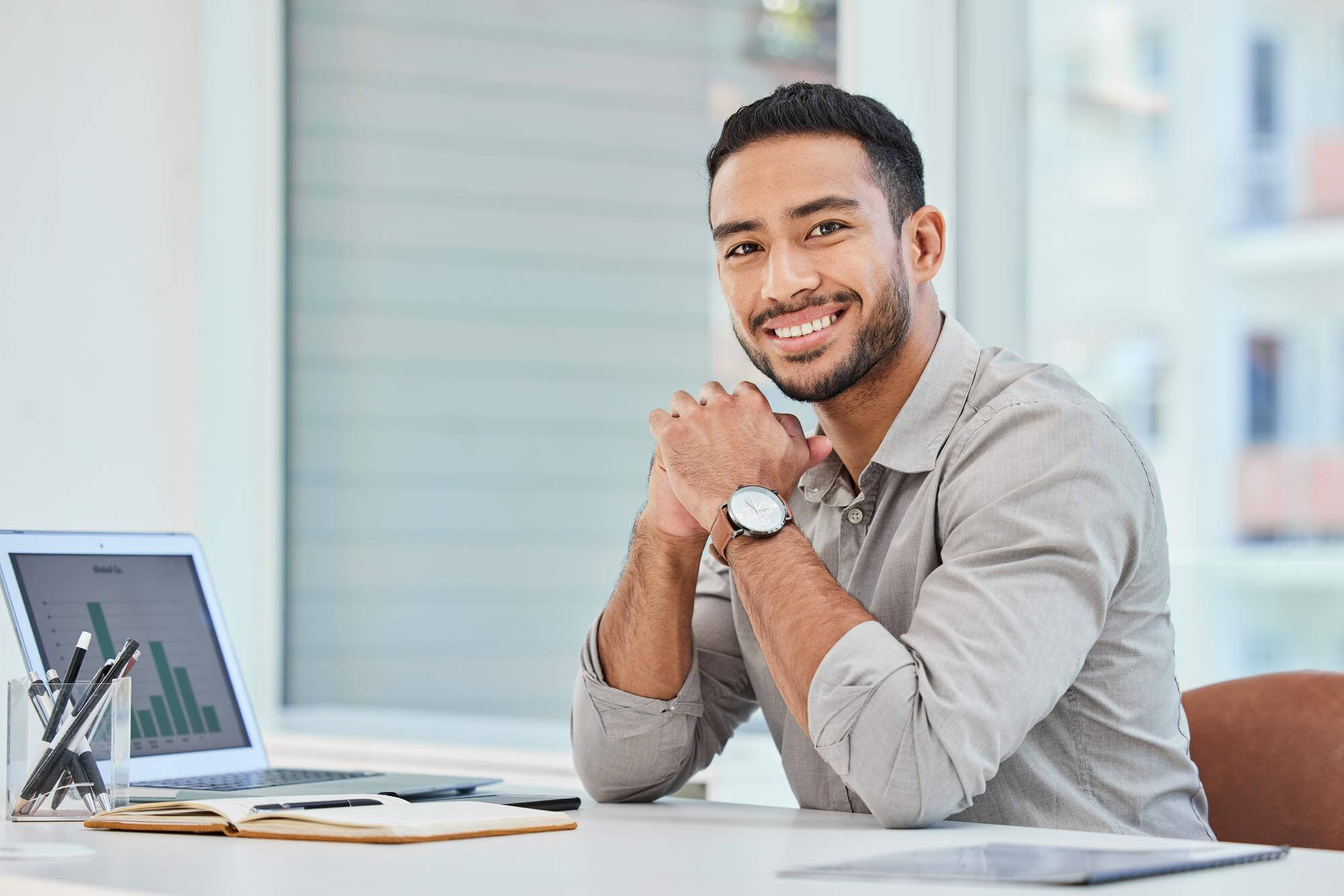 Hombre feliz porque tiene adaptabilidad laboral.