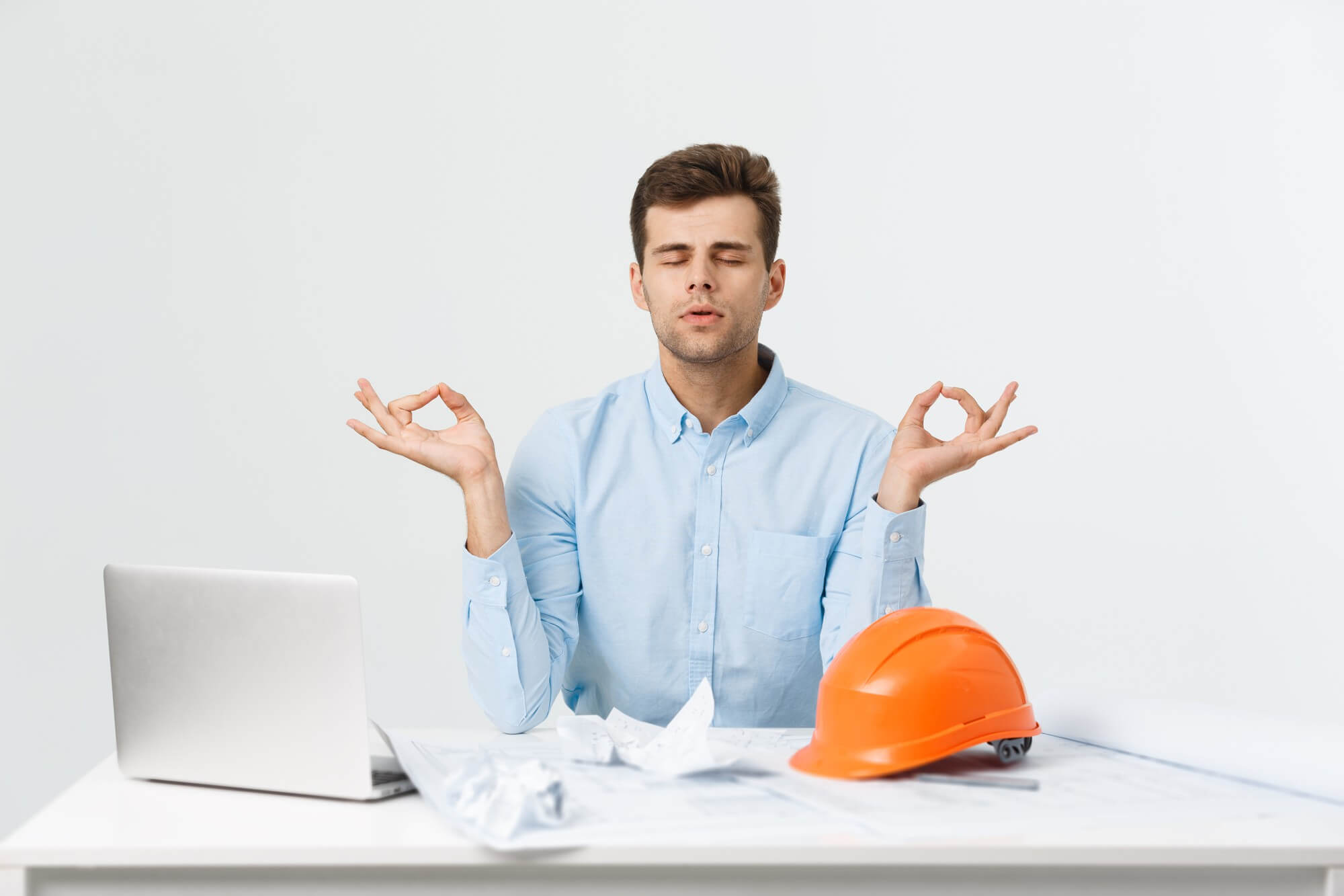 Hombre que quieres gestionar las emociones en el trabajo.