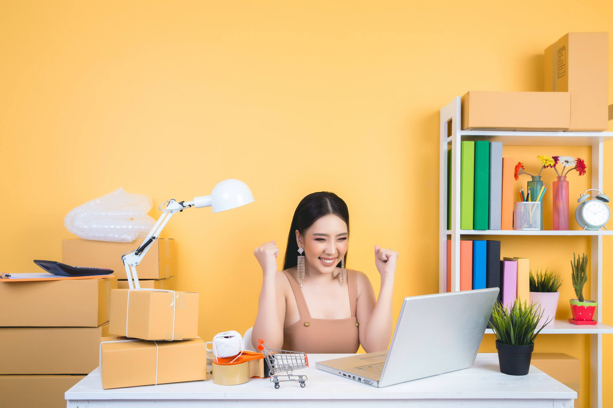 Mujer feliz por crear su tienda virtual en Shopify.