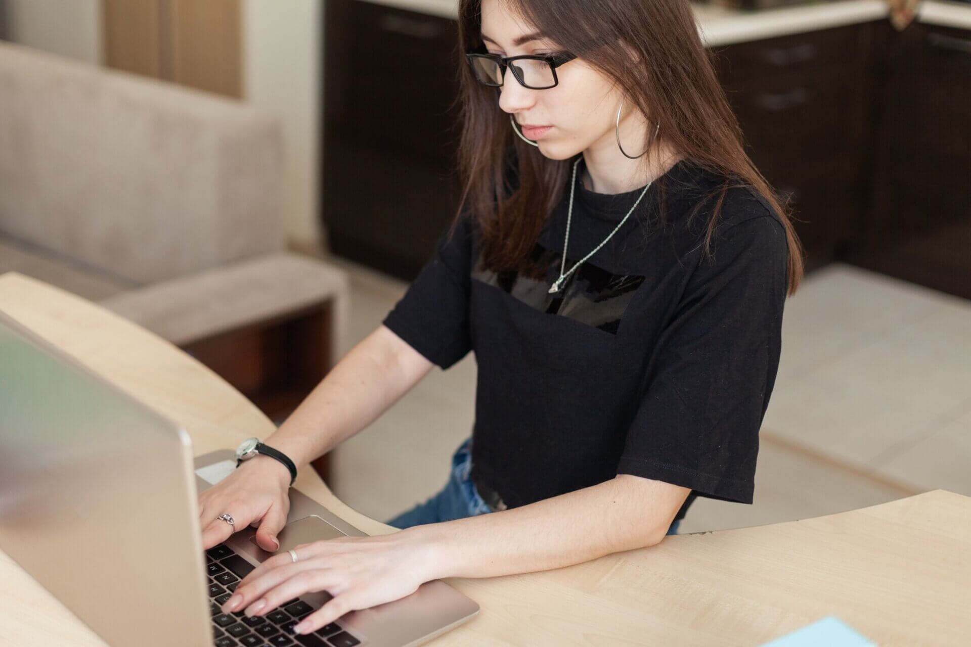 Mujer trabaja ordenador oficina en casa