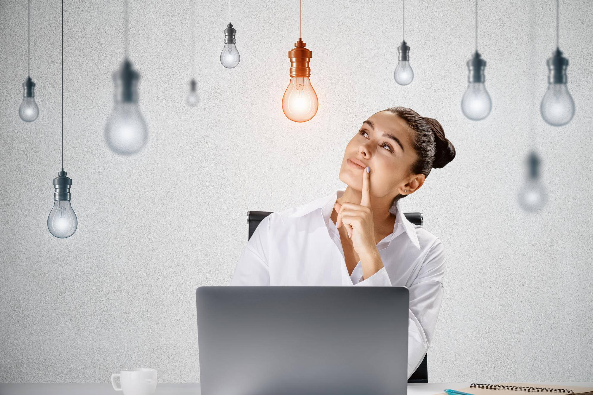 Mujer haciendo un CV para trabajar en una startup.