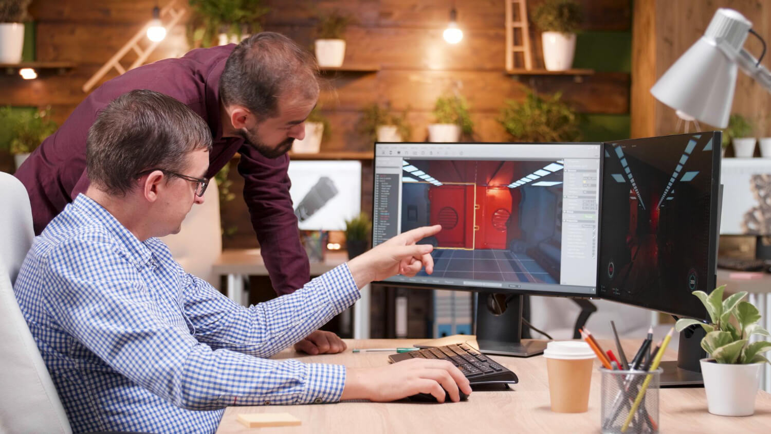Diseñadores usando un software de diseño 3D. 