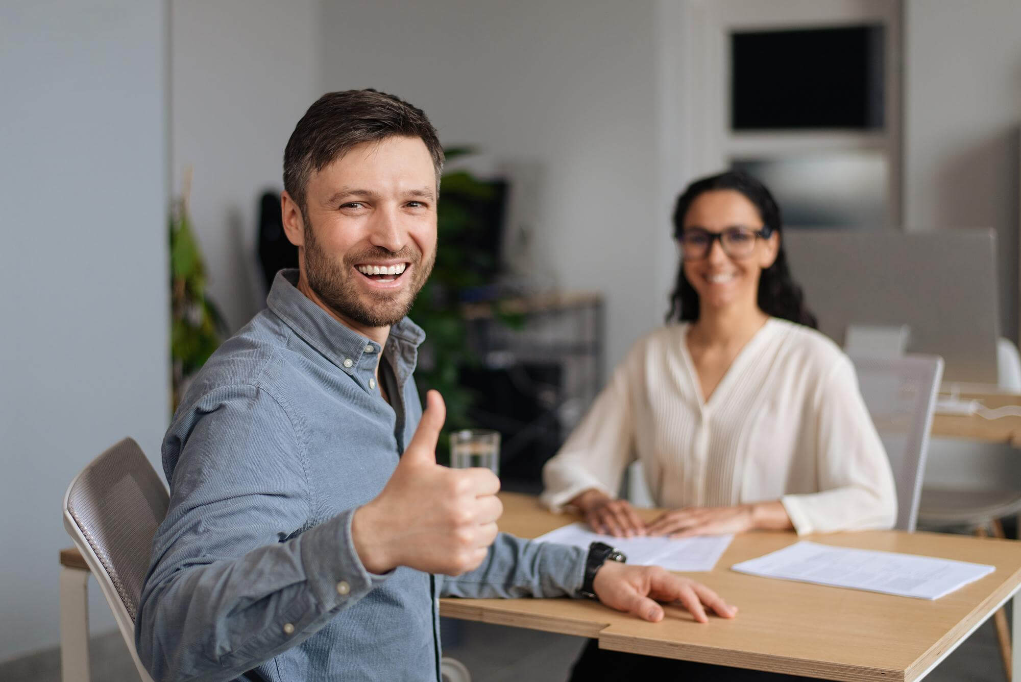 Hombre que pasó las preguntas técnicas en una entrevista.