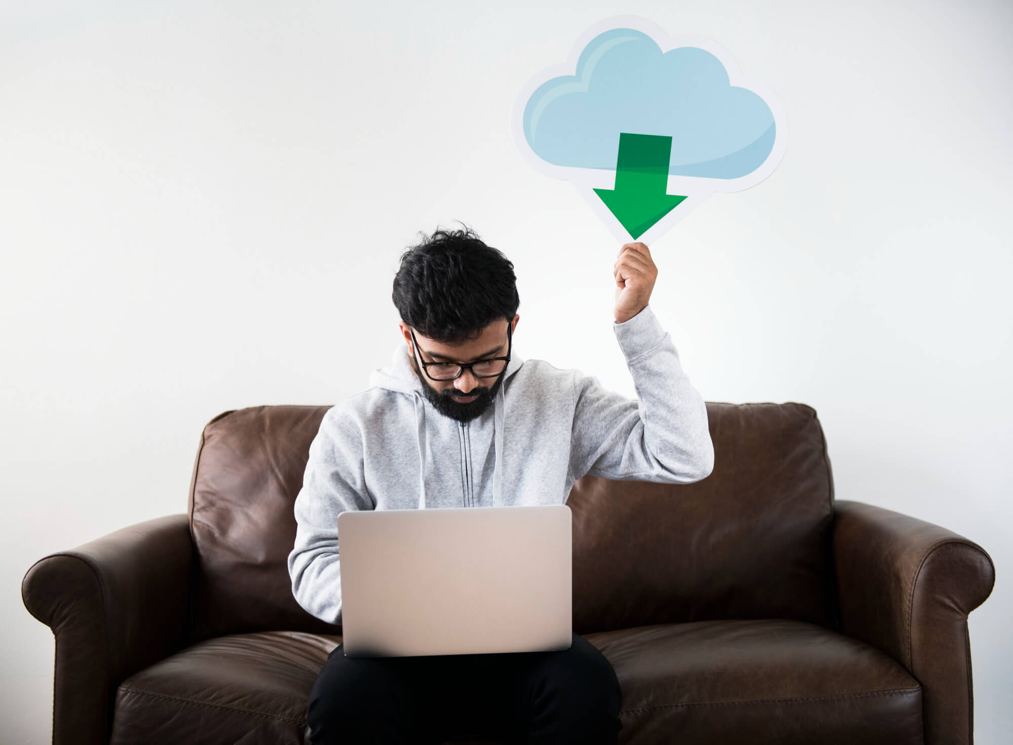 Hombre usando la cloud computing en su trabajo.