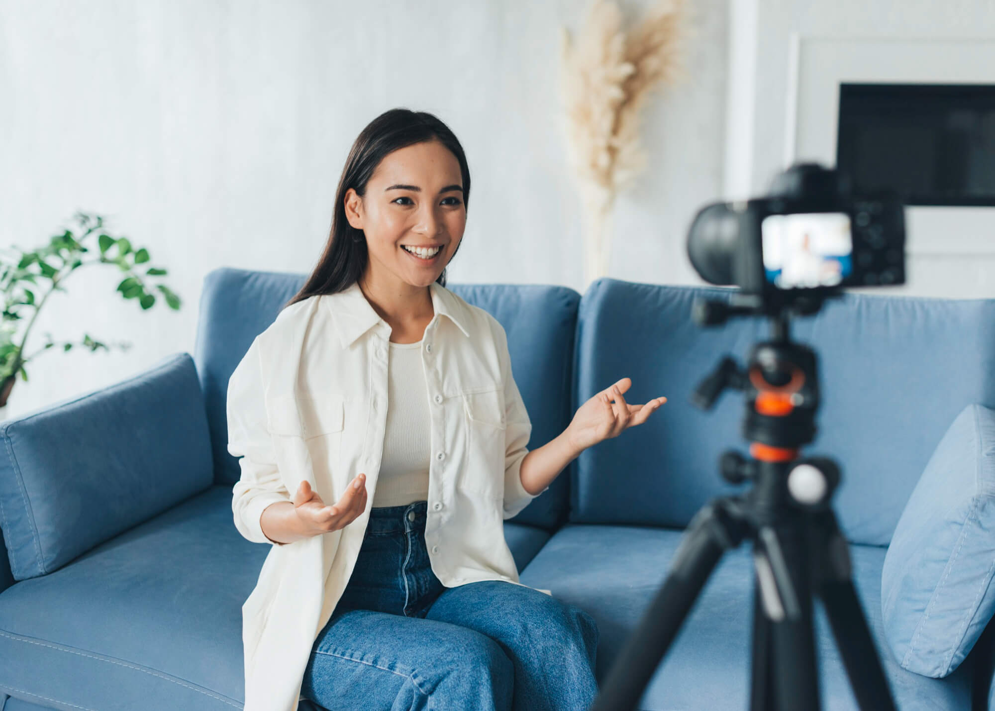 Mujer haciendo un videocurrículum.
