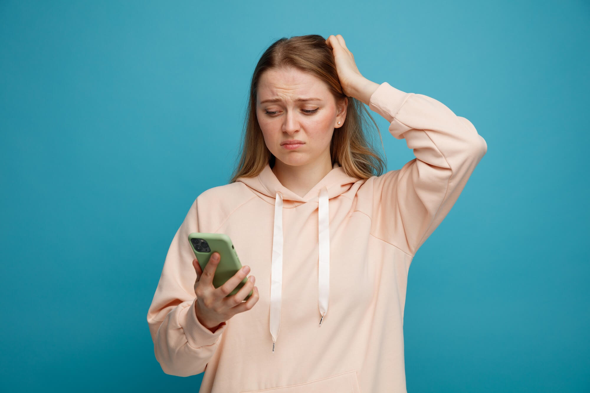 Mujer que es víctima de violencia en el teletrabajo.