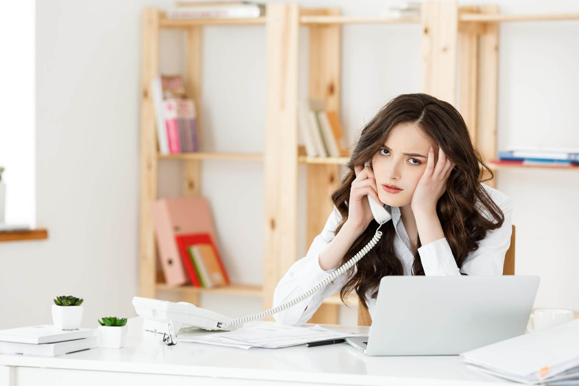 Mujer que está en un trabajo que no le gusta.
