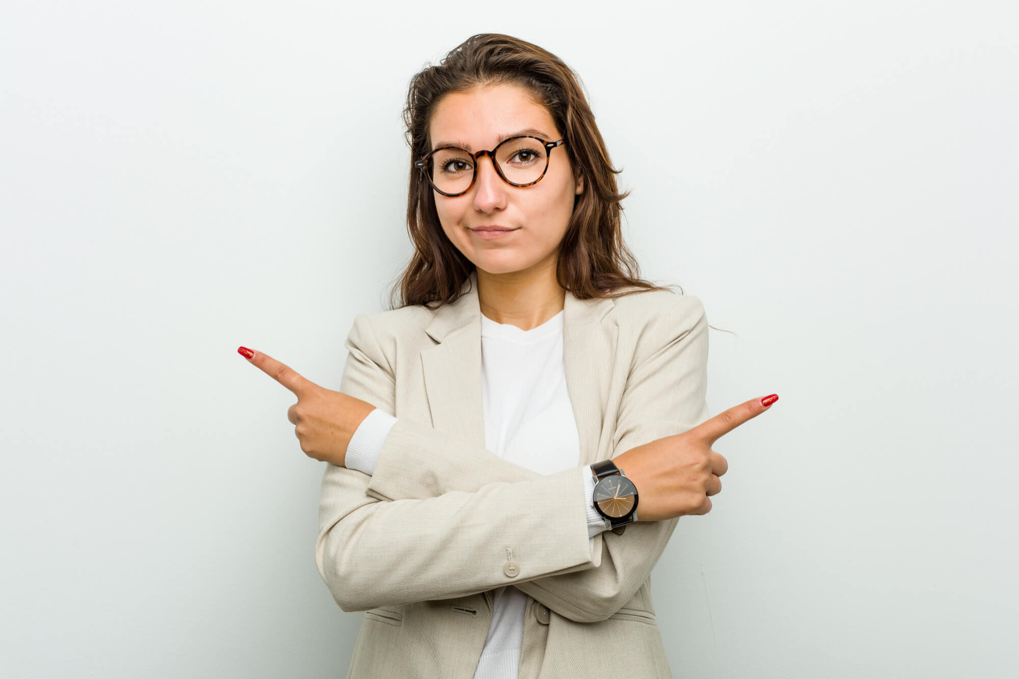 Mujer que quiere saber la diferencia entre remarketing y retargeting.