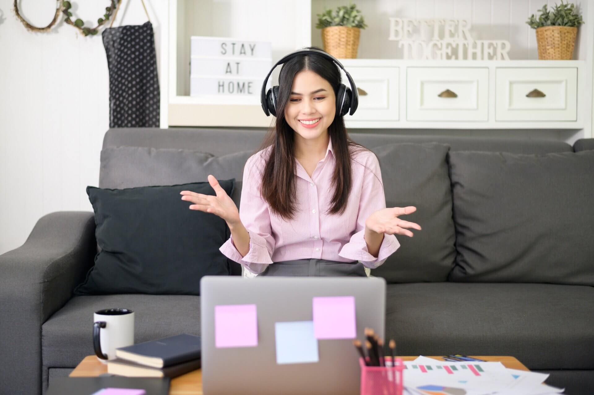 Mujer habla en una videollamada con auriculares