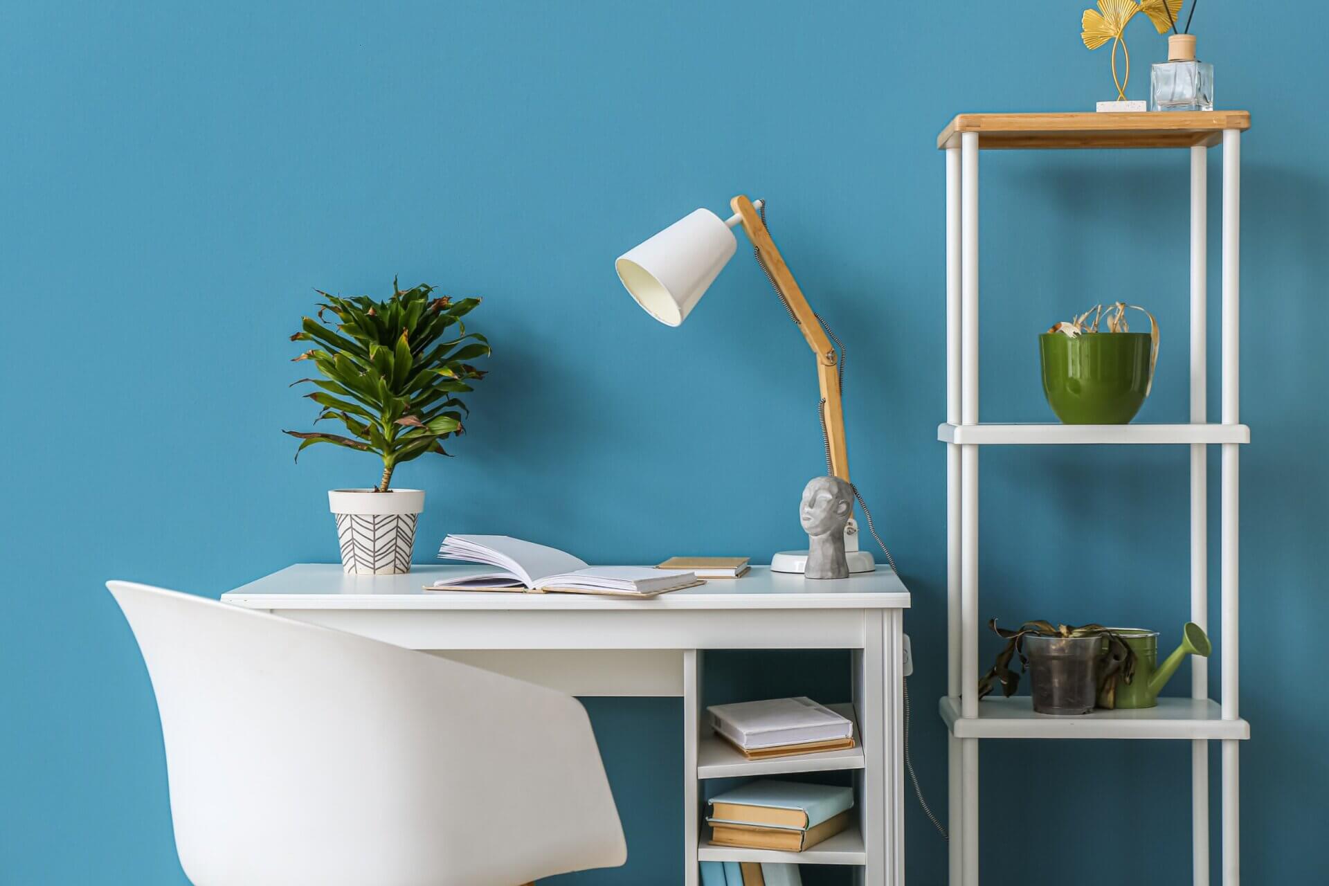 El azul está entre los mejores colores para decorar tu oficina en casa