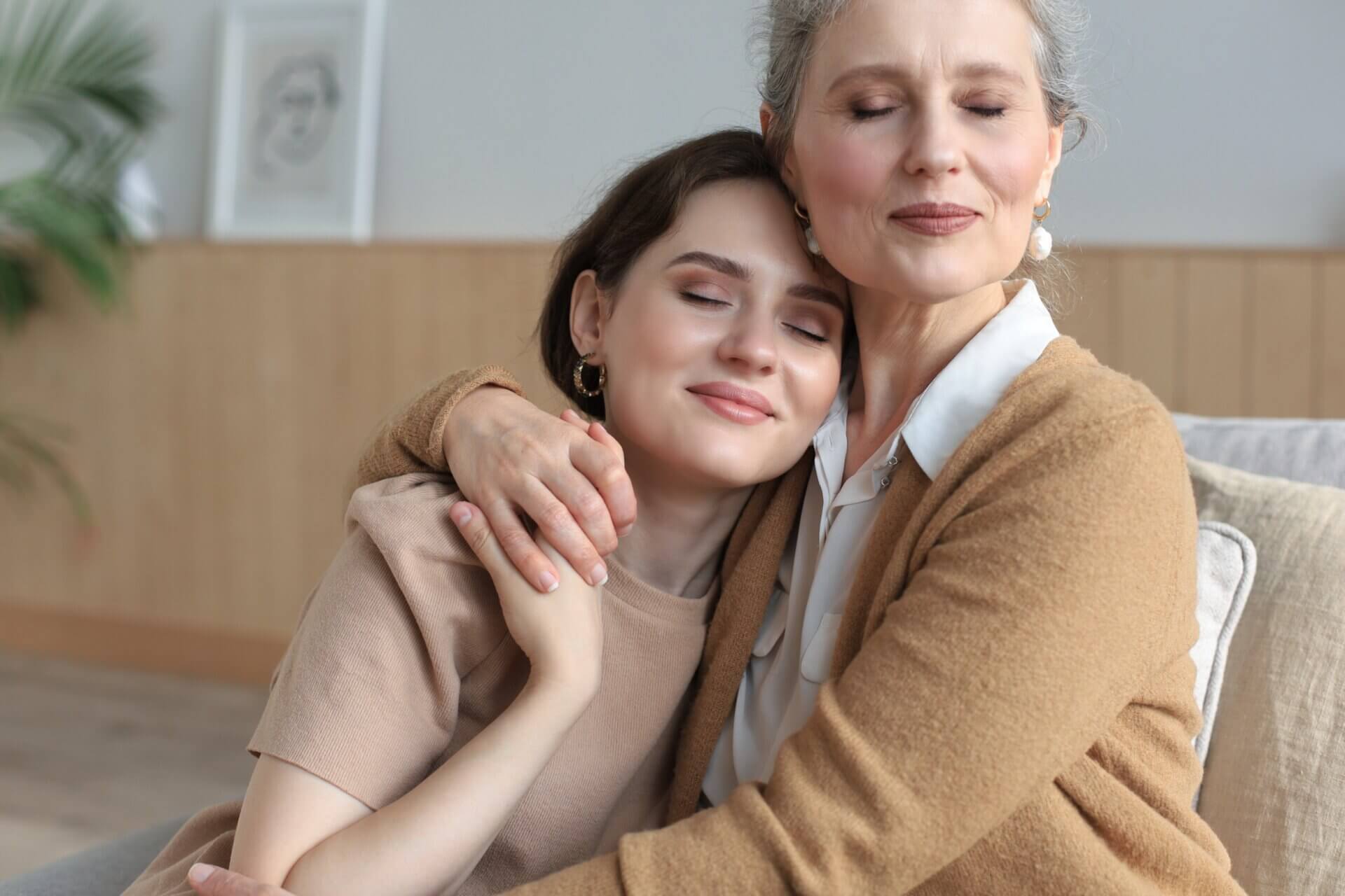 Mujer abraza a su hija