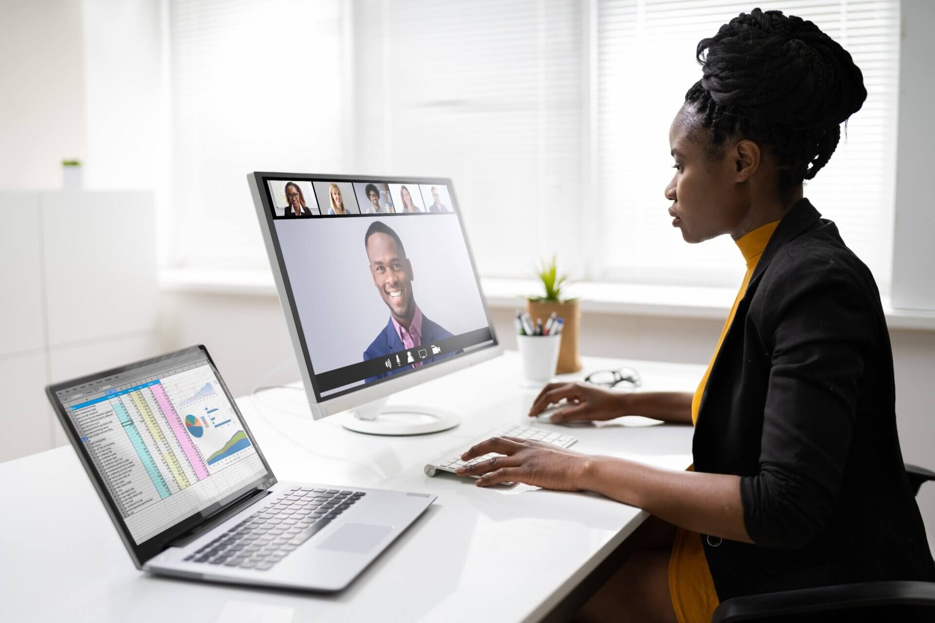 Mujer con expresión seria en una videoconferencia