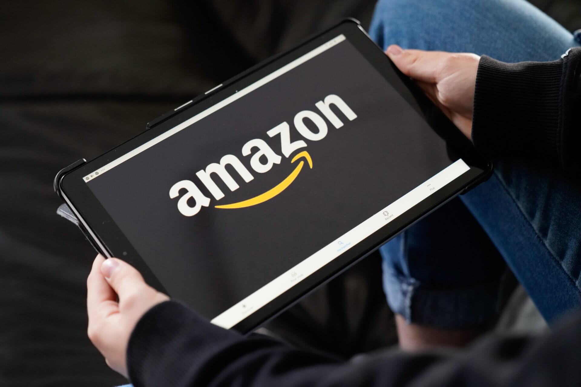 Persona revisa Amazon en una tableta