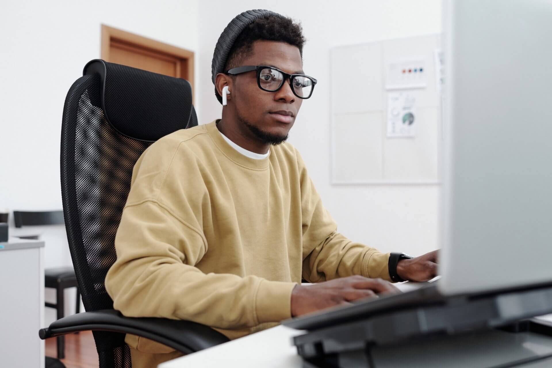 Hombre con gafas trabaja concentrador en el ordenador 