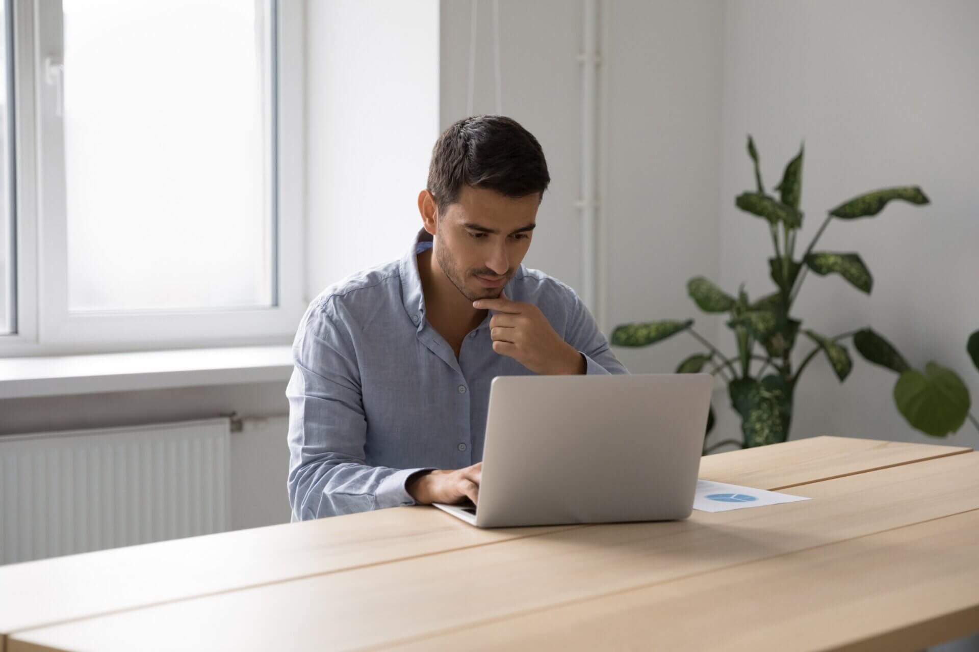 Hombre trabaja concentrado en el ordenador portátil