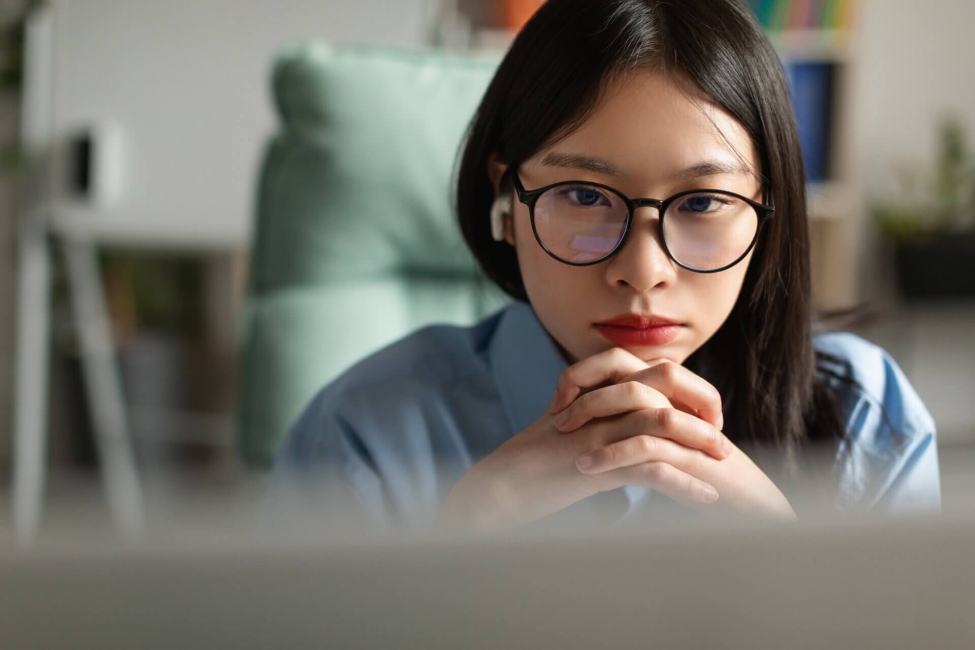Mujer con gafas trabaja concentrada en el ordenador