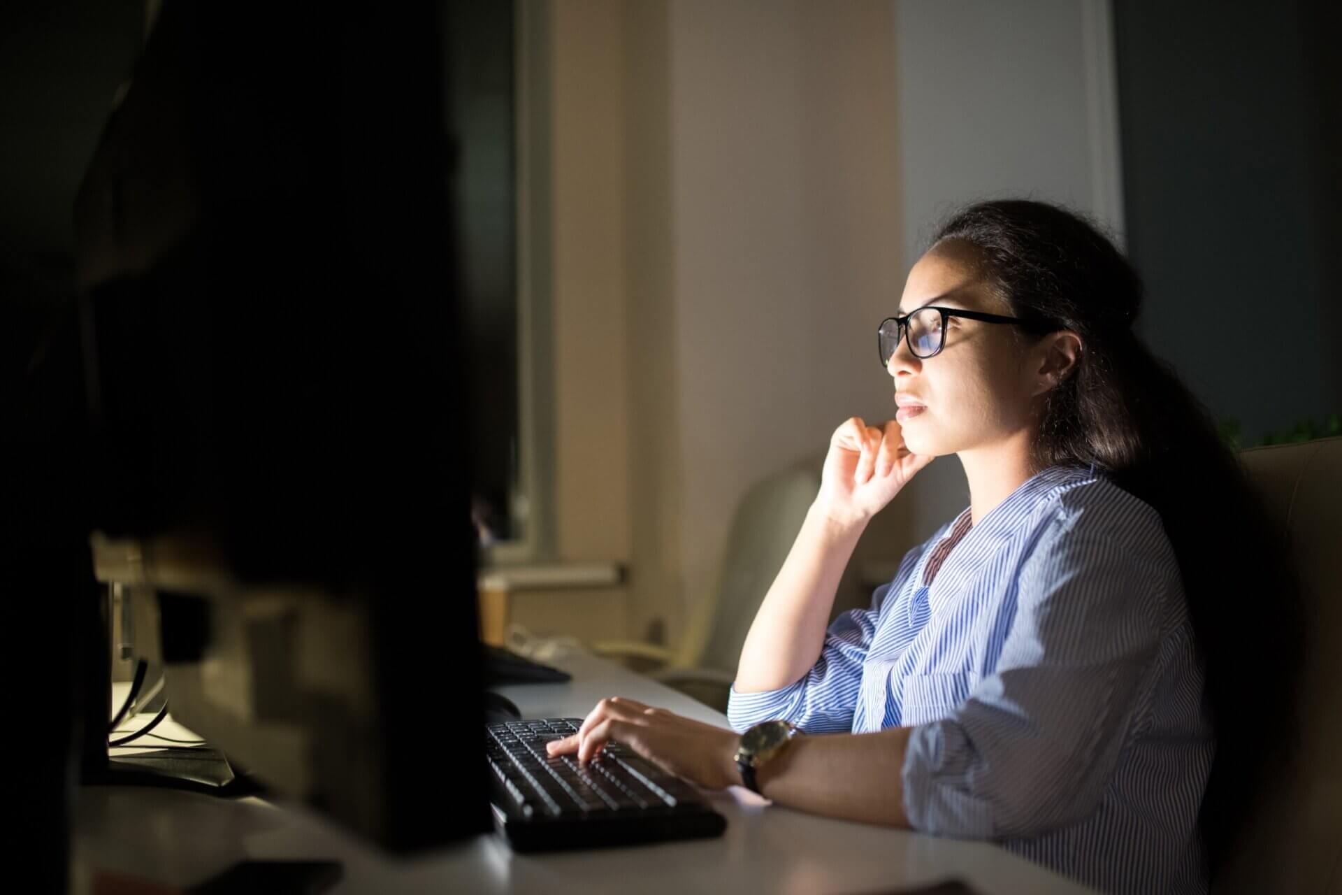 Mujer trabaja de noche en el ordenador