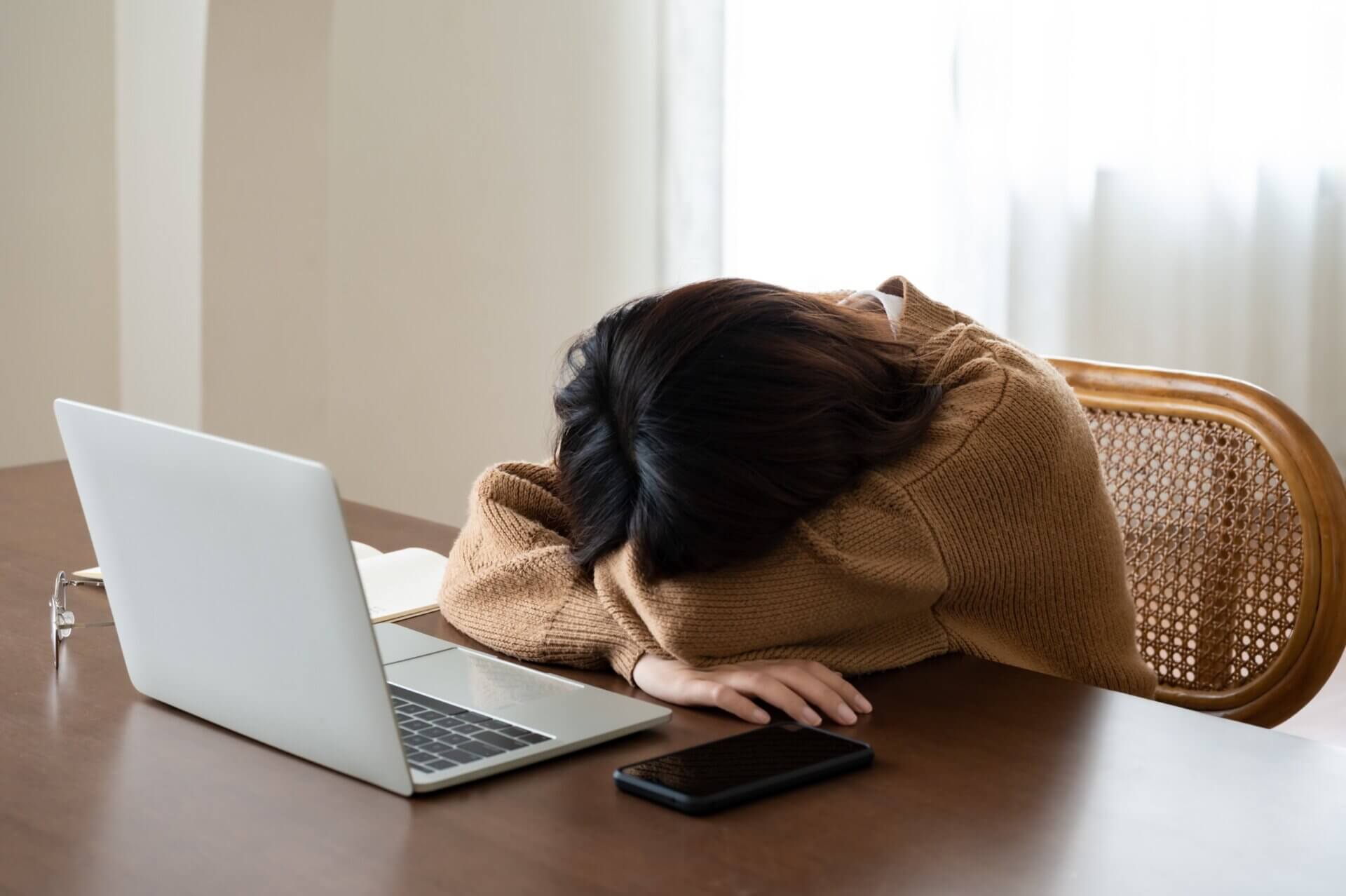 Mujer agotada frente al ordenador