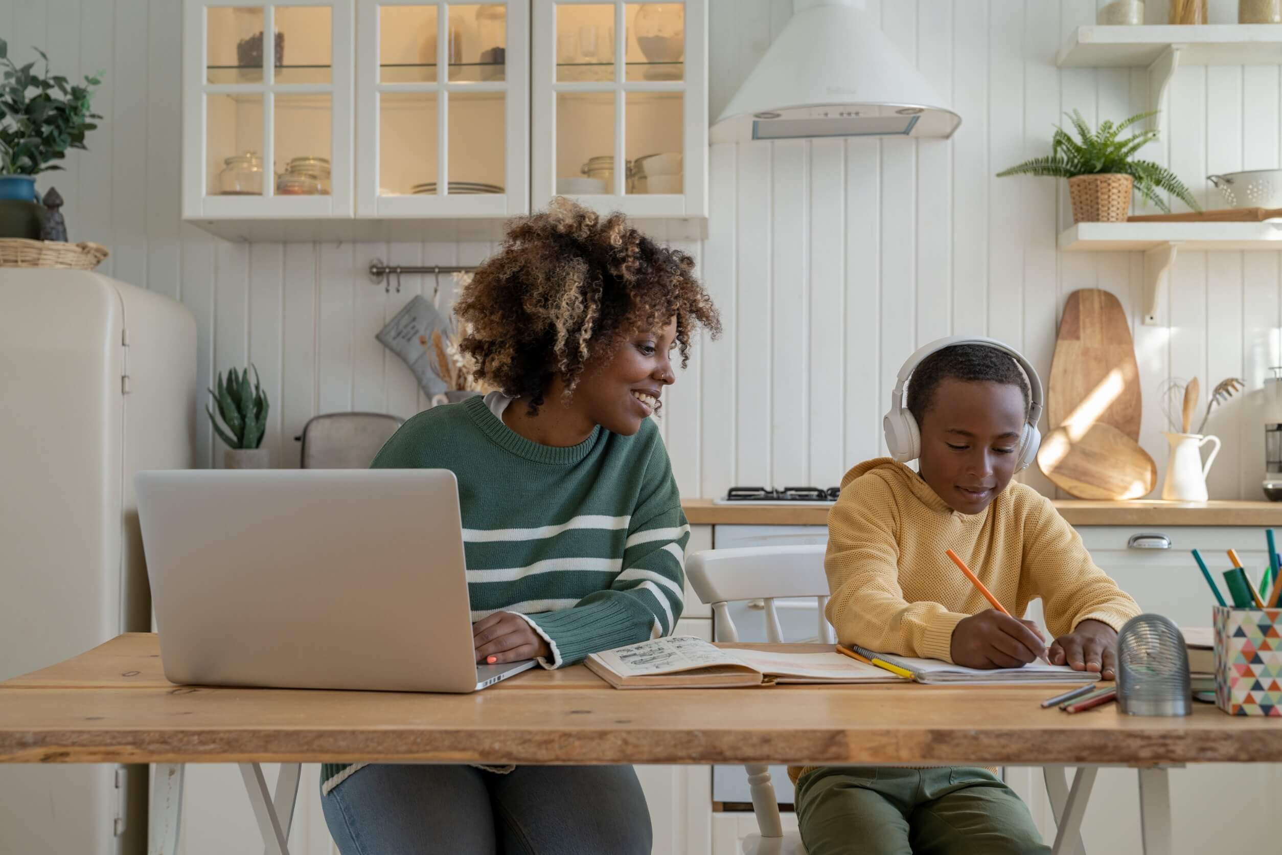 7 formas de entretener a los niños mientras trabajas desde casa