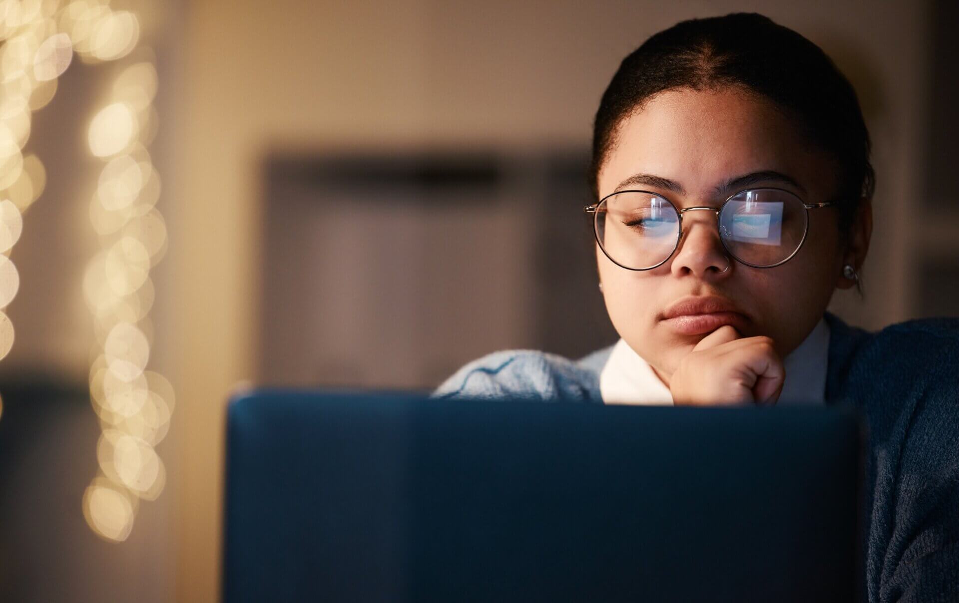 Mujer con gafas antirreflejo