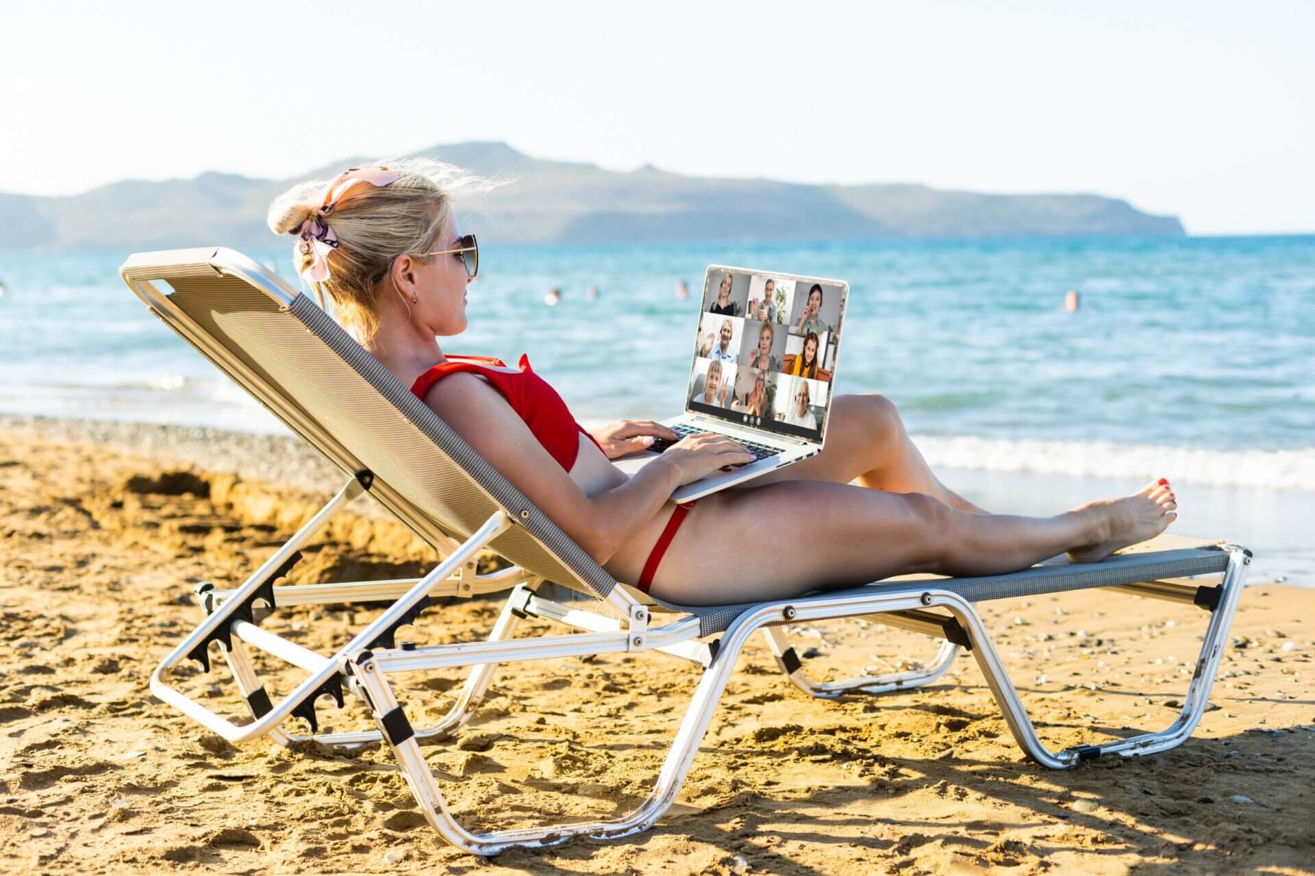 Mujer tiene una videollamada desde la playa