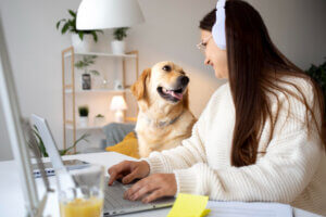 5 beneficios de trabajar desde casa si tienes una mascota
