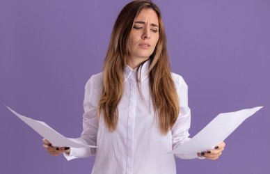 Mujer decidiendo incluir las actividades extracurriculares en el cv.