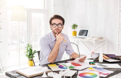 Diseñador pensando en logos famosos para inspirarse.