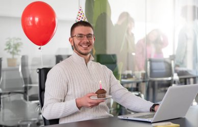 Cumpleañero y frases de cumpleaños para un compañero de trabajo.