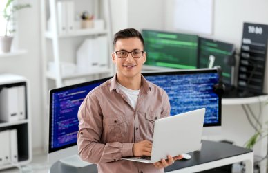 Hombre arquitecto de software.