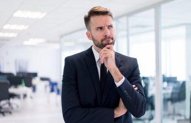 Hombre confundido por no saber las siglas de cargos empresariales.