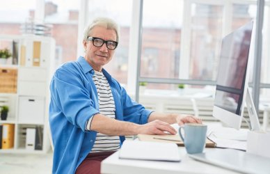 Hombre de más de 40 años trabajando.