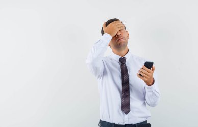 Hombre estresado por lidiar con jefe adicto al trabajo.