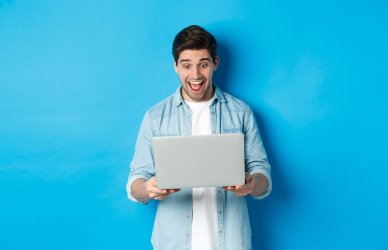 Hombre feliz porque aplicó los 9 tipos de ventas.