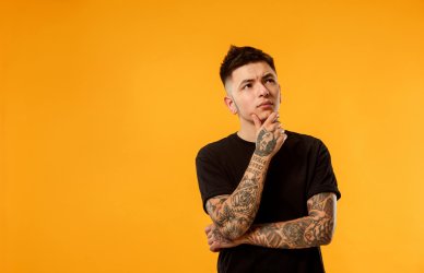 Hombre pensando si encontrar trabajo es más difícil si tienes trabajo.