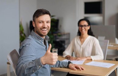 Hombre que pasó las preguntas técnicas en una entrevista.