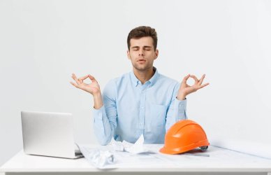 Hombre que quieres gestionar las emociones en el trabajo.
