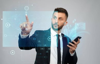 Hombre que sabe cómo usar la inteligencia artificial en el marketing digital.