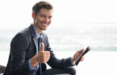 Hombre que sabe cuando sonreír en una entrevista laboral.
