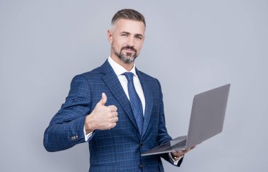 Hombre que sabe que son los KPI en marketing.