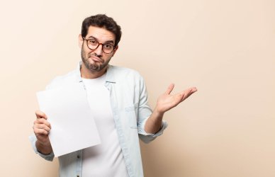 Hombre que se pregunta la diferencia entre carta de motivación y presentación.