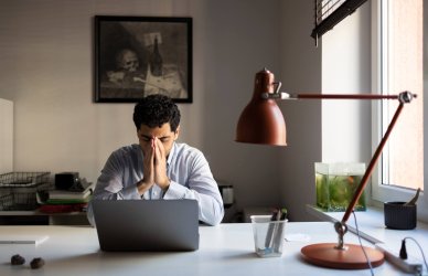 Hombre que sufre de acoso laboral.