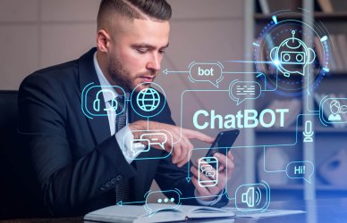 Hombre usando una de las alternativas a ChatGPT