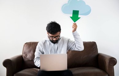 Hombre usando la cloud computing en su trabajo.