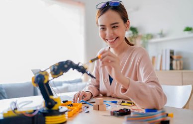 Ingeniera en robótica trabajando.
